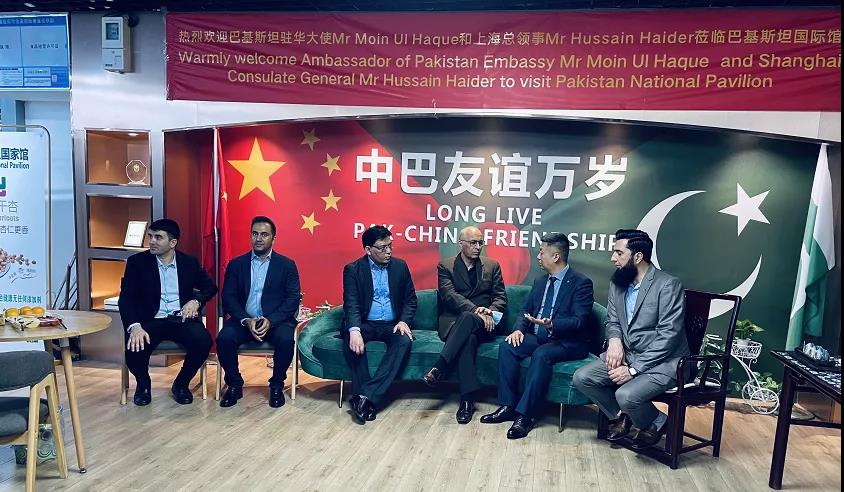 巴基斯坦駐華大使和上?？傤I(lǐng)事一行第一站走訪到了易巴通巴基斯坦國家館